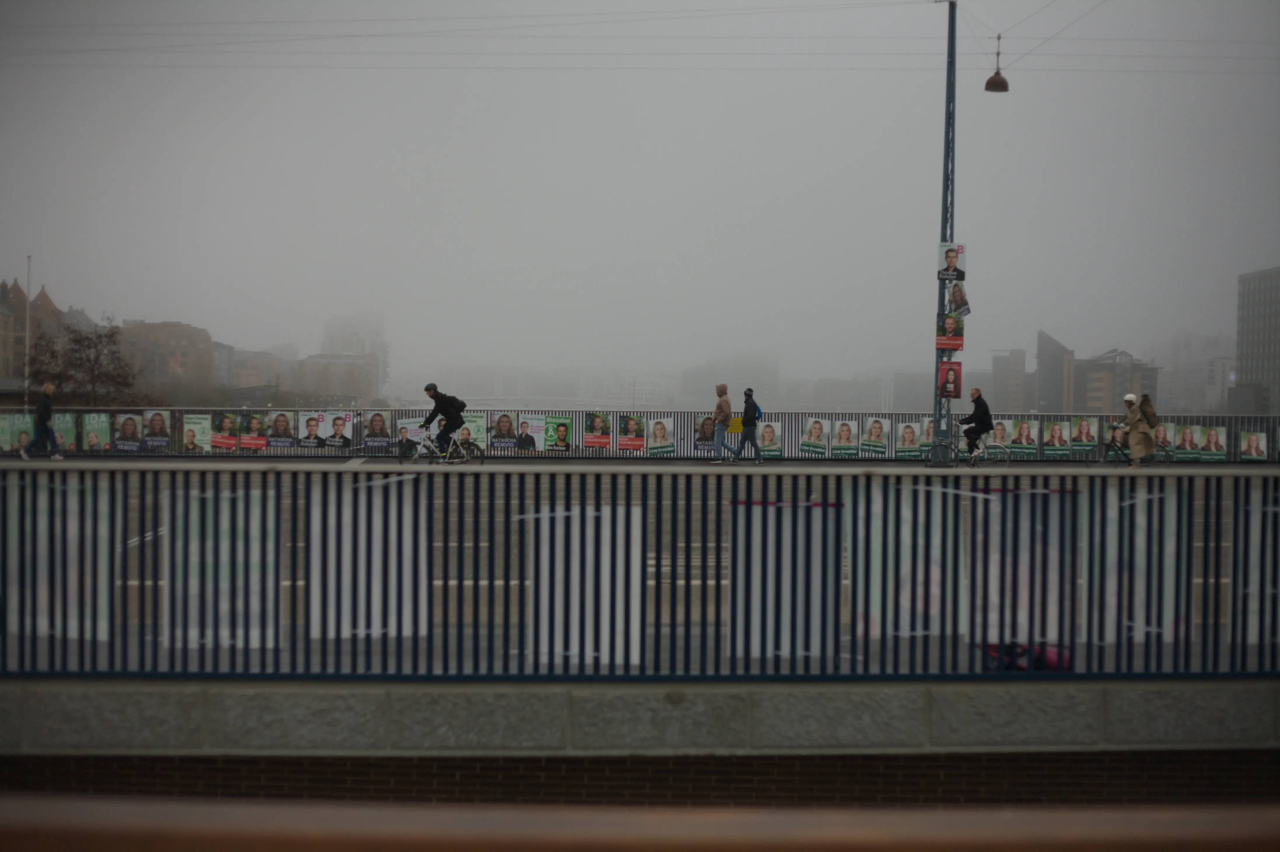 People crossing Langebro by bike and on foot.